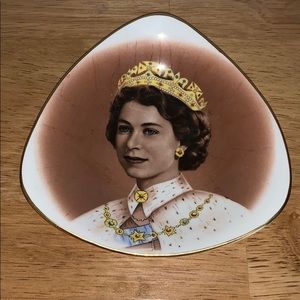 Aynsley Queen Elizabeth - numbered plate